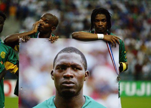 Homenagem a Foé antes da final de 2003- Crédito: Fifa